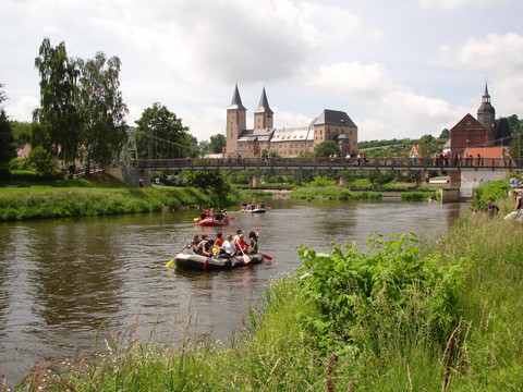 Schlauchbootfahrer auf der Zwickauer Mulde, Schloss Rochlitz und die St. Petrikirche zu Rochlitz im Hintergrund, Freizeit