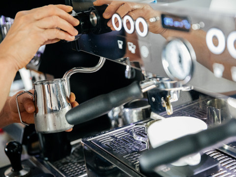 Eine Siebträgermaschine im Rudi Leipzig wird bedient, um Kaffee zu machen, gastronomie, cafe, freizeit