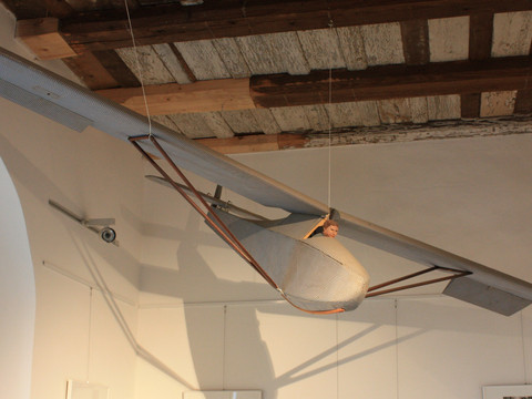 Ein Flugzeugmodell hängt von der Decke in einem der Ausstellungsräume im Schloss Colditz