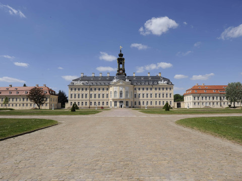 Panoramaansicht des Schloss Hubertusburg in Wermsdorf mit Teilen des Schlossparks im Vordergrund, Kultur, Sehenswürdigkeiten