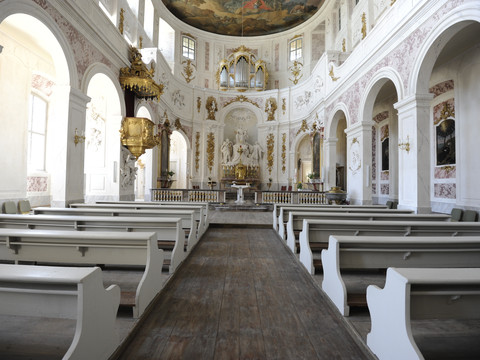 Die katholische Kapelle des Schloss Hubertusburg in Wermsdorf von Innen mit Blick auf den Altar