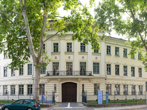 Blick auf die klassizistische Fassade des Schumann Hauses in Leipzig, umgeben von Bäumen, Kultur, Musik, Komponisten