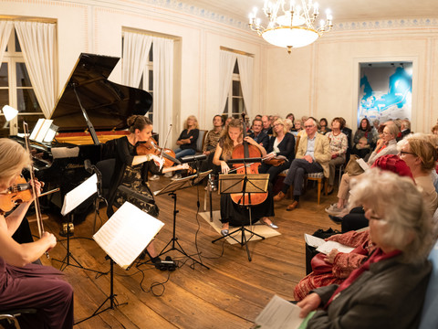 Im Schumann-Haus in Leipzig findet in einem Saal ein instrumentales Konzert mit Publikum statt.