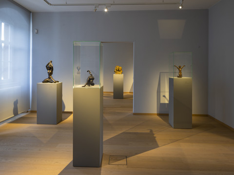 In dem Ausstellungsraum des Stadt-und Museumshaus Waldheim befinden sich Kleinplastiken aus Bronze, Terrakotta und Steinguss von Georg Kolbe, Region Leipzig
