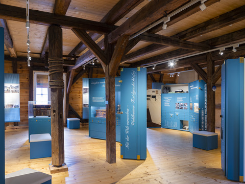 In dem Ausstellungsraum des Stadt-und Museumshaus Waldheim befinden sich Infostände beispielsweise zur Waldheimer Textilgeschichte, Region Leipzig