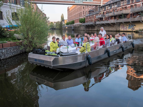 Auf dem Motorboot wird auf Leipzigs Wasserstraßen den Gästen ein Captain's Dinner serviert, Wasserstadt Leipzig