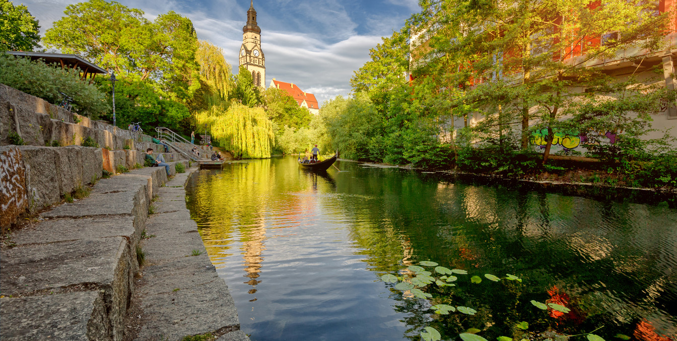 Blick auf den Karl-Heine-Kanal mit Gondel auf dem Wasser, Wasserstadt Leipzig, Paddeltour