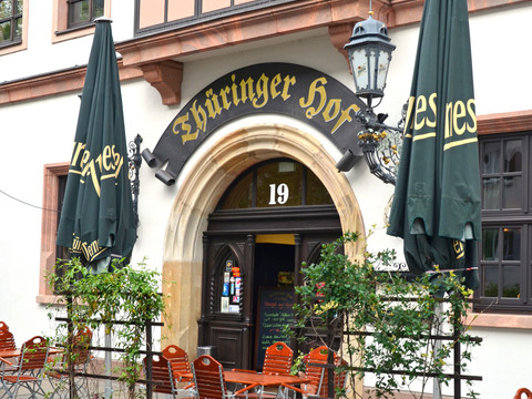 Blick auf den Eingang zum Restaurant Thüringer Hof und den dazugehörigen Freisitz in der Burgstraße