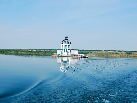 Die VINETA inmitten des Störmthaler Sees im Leipzig Neuseenland vom Boot aus fotografiert, ähnelt einem schwimmenden, kirchenähnlichen Gebäude auf einer Insel