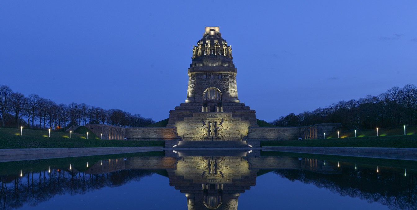 Blick auf das Völkerschlachtdenkmal Leipzig im Abendlicht, welches eine wahre Sehenswürdigkeit und ein besonderes Stück der Architektur in Leipzig ist, ausflug, sehenswürdigkeiten, kultur