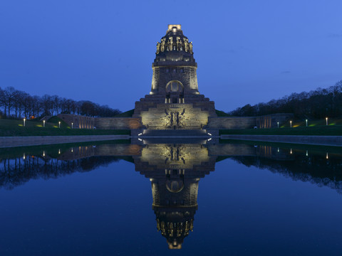 Blick auf das Völkerschlachtdenkmal Leipzig im Abendlicht, welches eine wahre Sehenswürdigkeit und ein besonderes Stück der Architektur in Leipzig ist, ausflug, sehenswürdigkeiten, kultur
