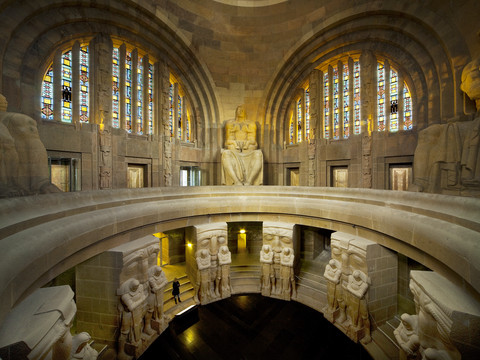 Die Kolossalfiguren in der Ruhmeshalle im Völkerschlachtdenkmal Leipzig wirken sehr mächtig und massiv 