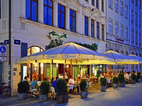 Das Restaurant Weinstock am Marktplatz gegenüber vom Alten Rathaus bei Dämmerung von Außen, Gastronomie in Leipzig, Weinbar