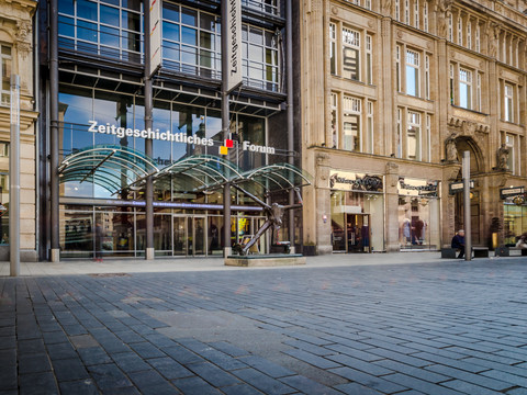 Blick auf den Eingang zum Zeitgeschichtlichen Forum in Leipzig in dem sich sich ein Museum dauerhaften mit wechselnden Ausstellungen befindet, Bildung, Kultureinrichtung