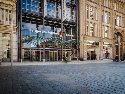Blick auf den Eingang zum Zeitgeschichtlichen Forum in Leipzig in dem sich sich ein Museum dauerhaften mit wechselnden Ausstellungen befindet, Bildung, Kultureinrichtung