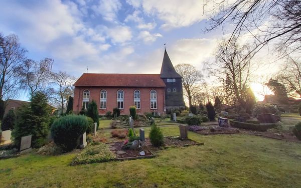 Außenansicht der  St. Marien-Kirche in Ahausen