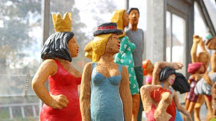 Bunte Skulpturen im Atelier von Ragna Reusch