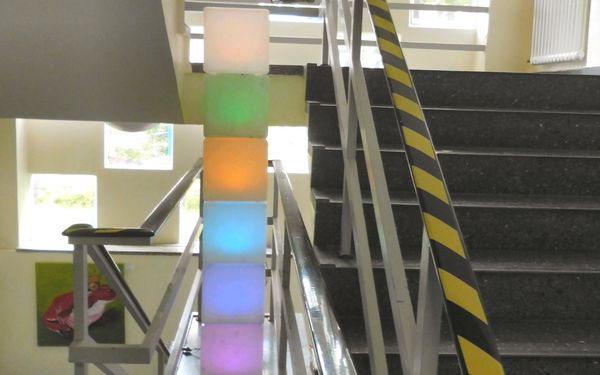 Das Treppenhaus in Regenbogenfarben
