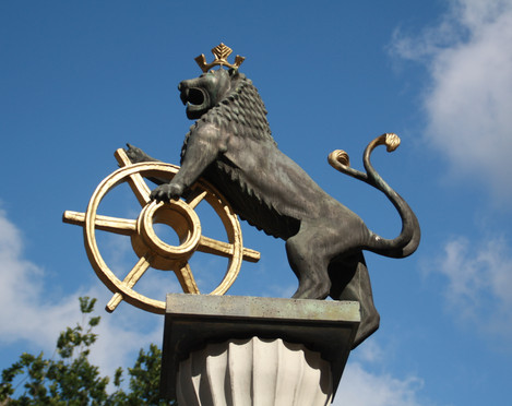Deviazione alla fontana del leone sulla piazza del mercato a Ratingen