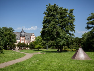 Parkanlage mit Skulpturen vor dem Schloss Salder in Salzgitter