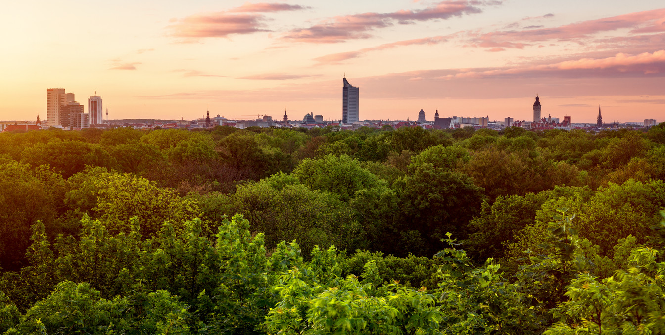 Blick vom Wackelturm über die Skyline und auf den Park Rosental nahe am Zoo Leipzig, Skyline, Panorama Tower, City-Hochhaus, Freizeit