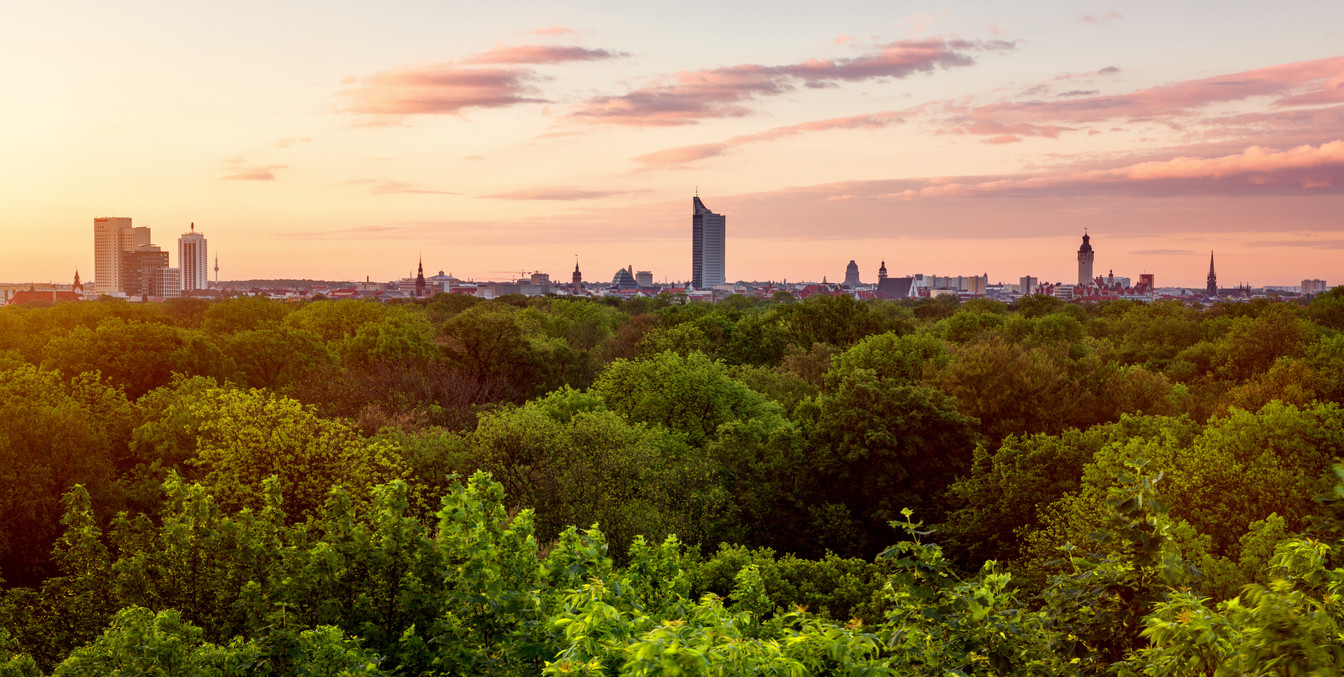 Blick vom Wackelturm über die Skyline und auf den Park Rosental nahe am Zoo Leipzig, Skyline, Panorama Tower, City-Hochhaus, Freizeit