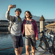 Ein Selfie mit dem Wasserturm in Luzern vor dem Start der Route 1291.