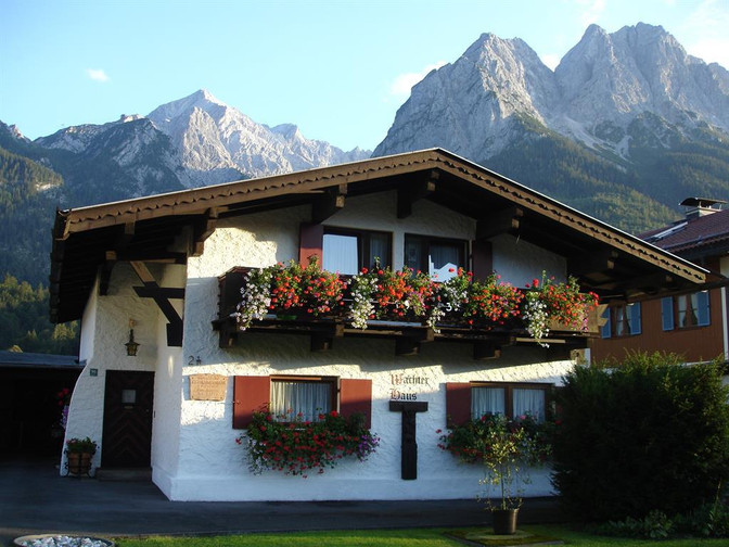 Haus mit Alpspitze und den Waxensteinen