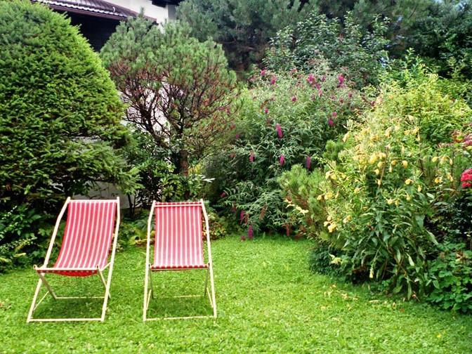 Liegestühle im Garten