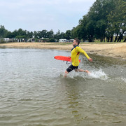DLRG-Rettungsschwimmer Fridjof beim Einsatz des Gurtretters im See Achtern Diek