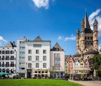 Blick auf die Kölner Altstadt vom Rheinufer