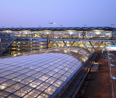 Ob mit dem Auto oder mit der Bahn: Der Flughafen Köln/Bonn ist optimal ans Verkehrsnetz angebunden