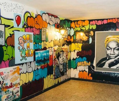 Kunstbruder: Mural und Ausstellung im Untergeschoss