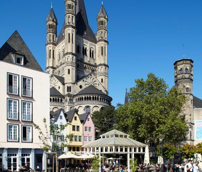 Blick auf die Kölner Altstadt und die Romanische Kirche Groß St. Martin