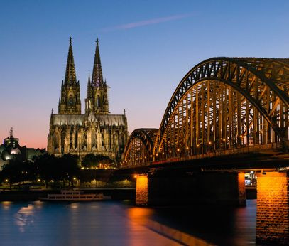 Kölner Dom und Hohenzollernbrücke in der Dämmerung