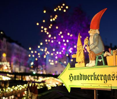 Signpost to the Handwerkergasse at the Christmas market 'Heinzel’s Winter Fairytale' in Cologne's Old Town