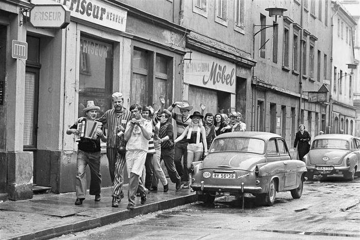 Christian Borchert Straßenszene mit Faschingsgesellschaft Dresden, 1981