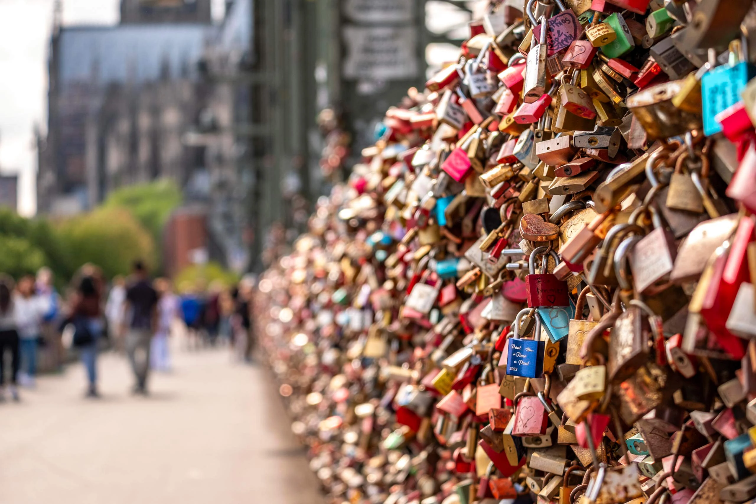 https://img.ecmaps.de/remote/.webp?height=1707&mode=crop&quality=90&scale=both&url=https%3A%2F%2Fdam.destination.one%2F3412270%2Fc0b619d206e7efc75dec2db8847c77037552cb7476531a6fa194764daac5a5fc%2Flove-locks-in-cologne.jpg&width=2560