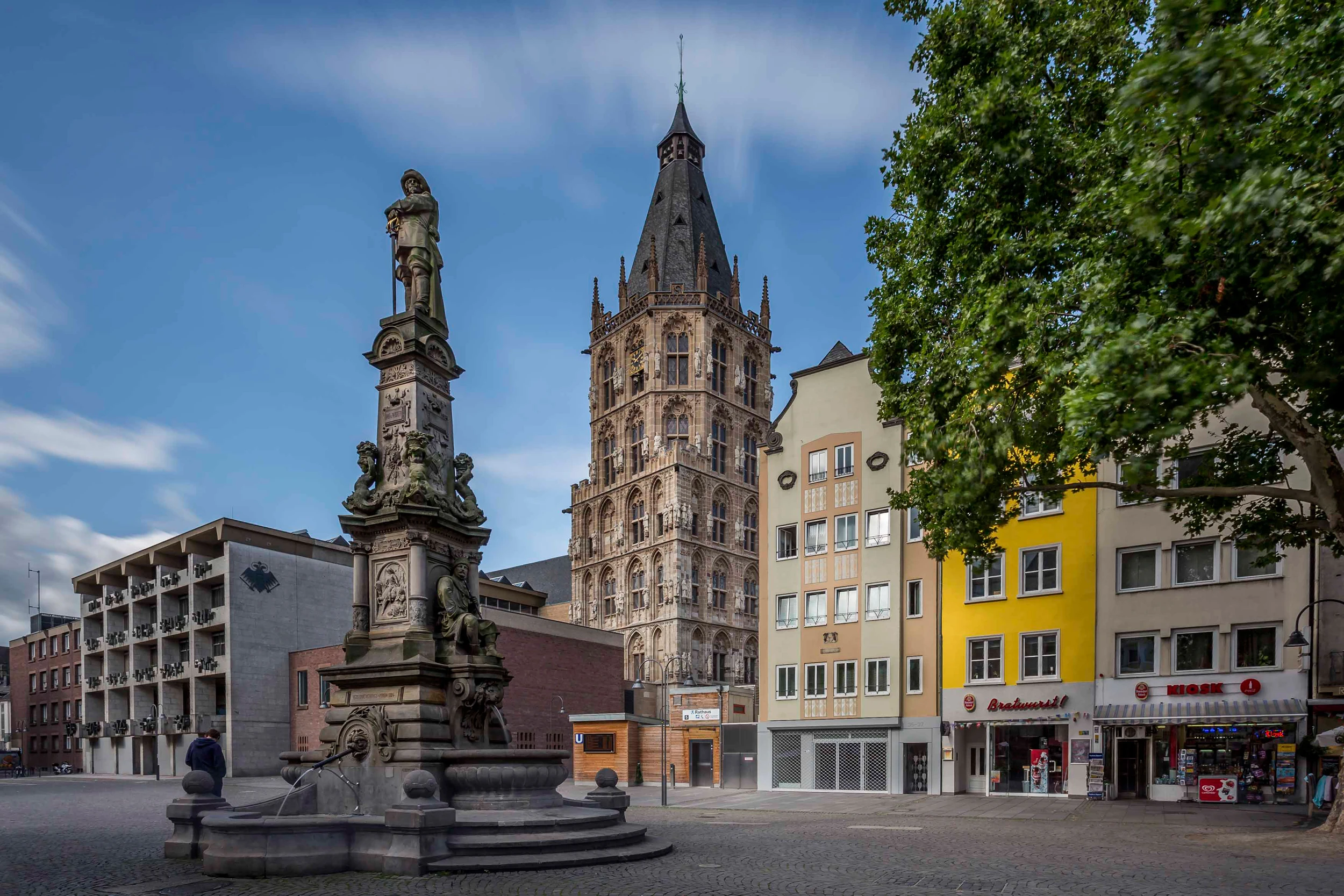 Alter Markt in der Kölner Altstadt mit historischem Brunnen und Rathaus im Hintergrund.Old market in Cologne's old town with historic fountain and town hall in the background.