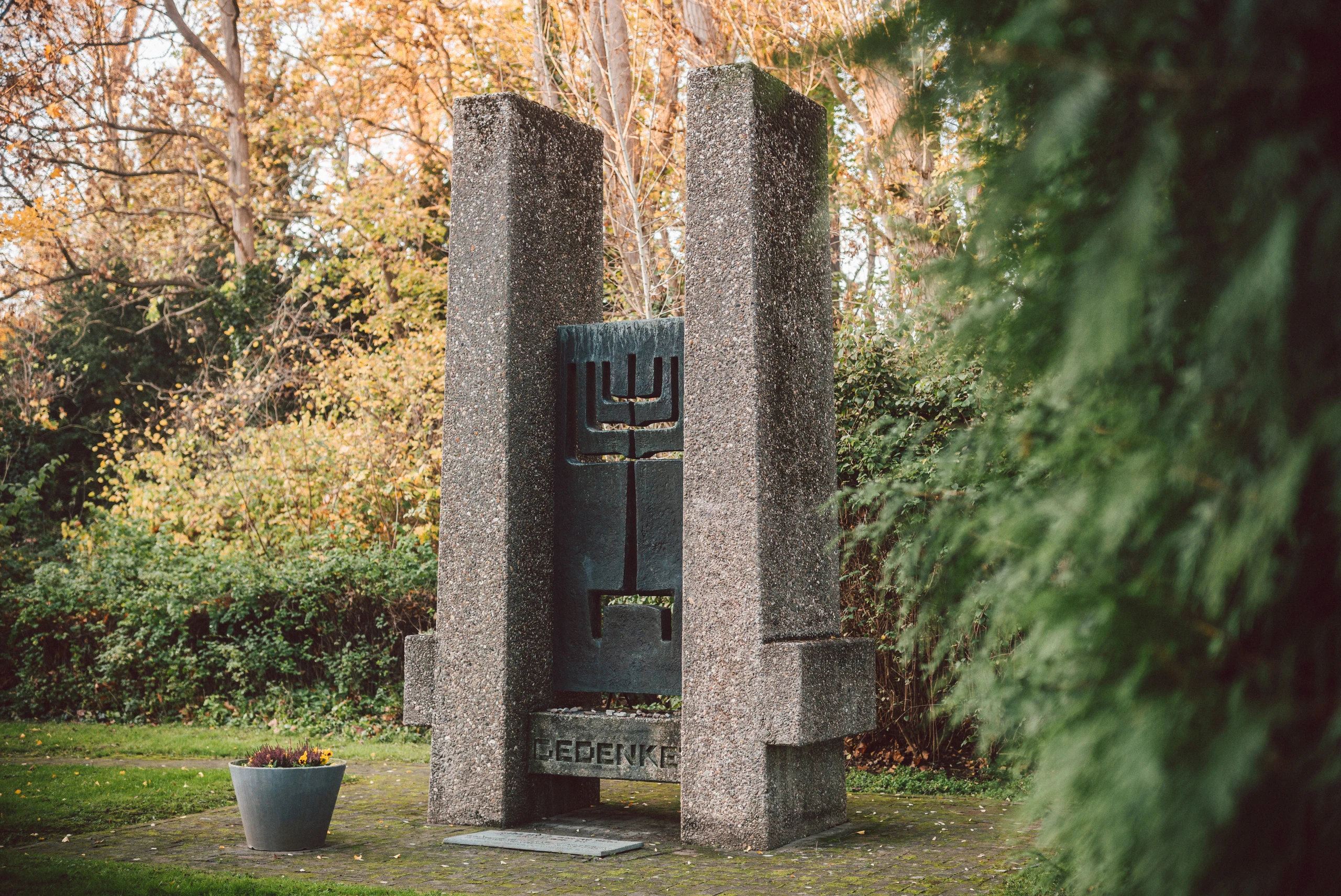 gedenkstein-der-synagoge-mit-bäumen