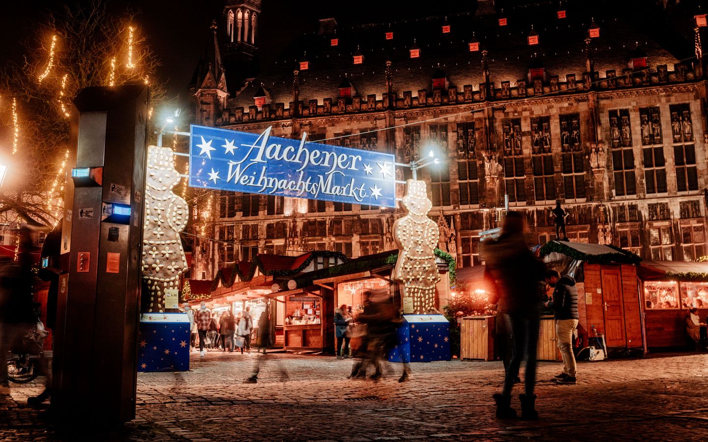 Aachener Weihnachtsmarkt bei Nacht mit Schild