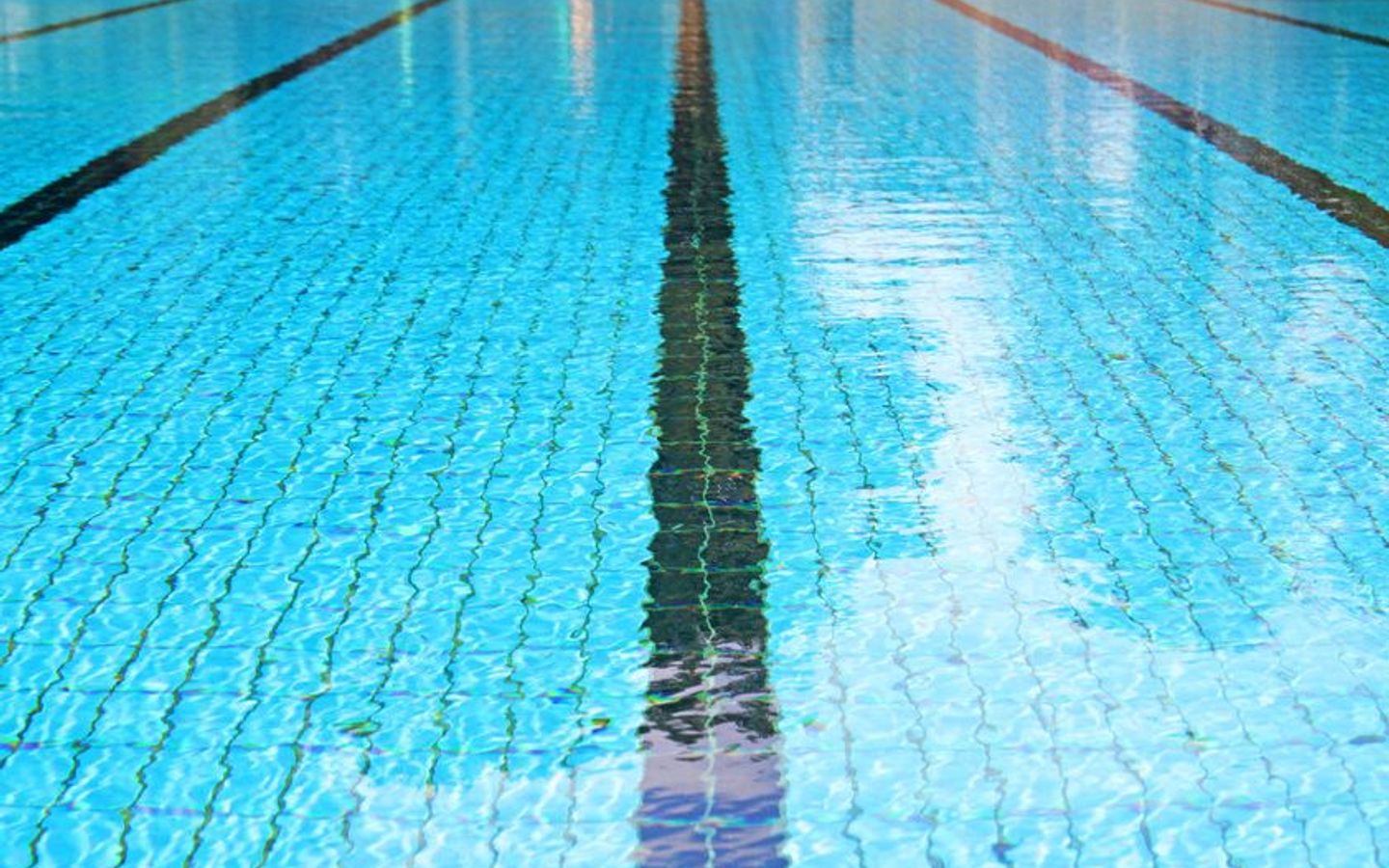 Schwimmhalle (c) kara fotolia