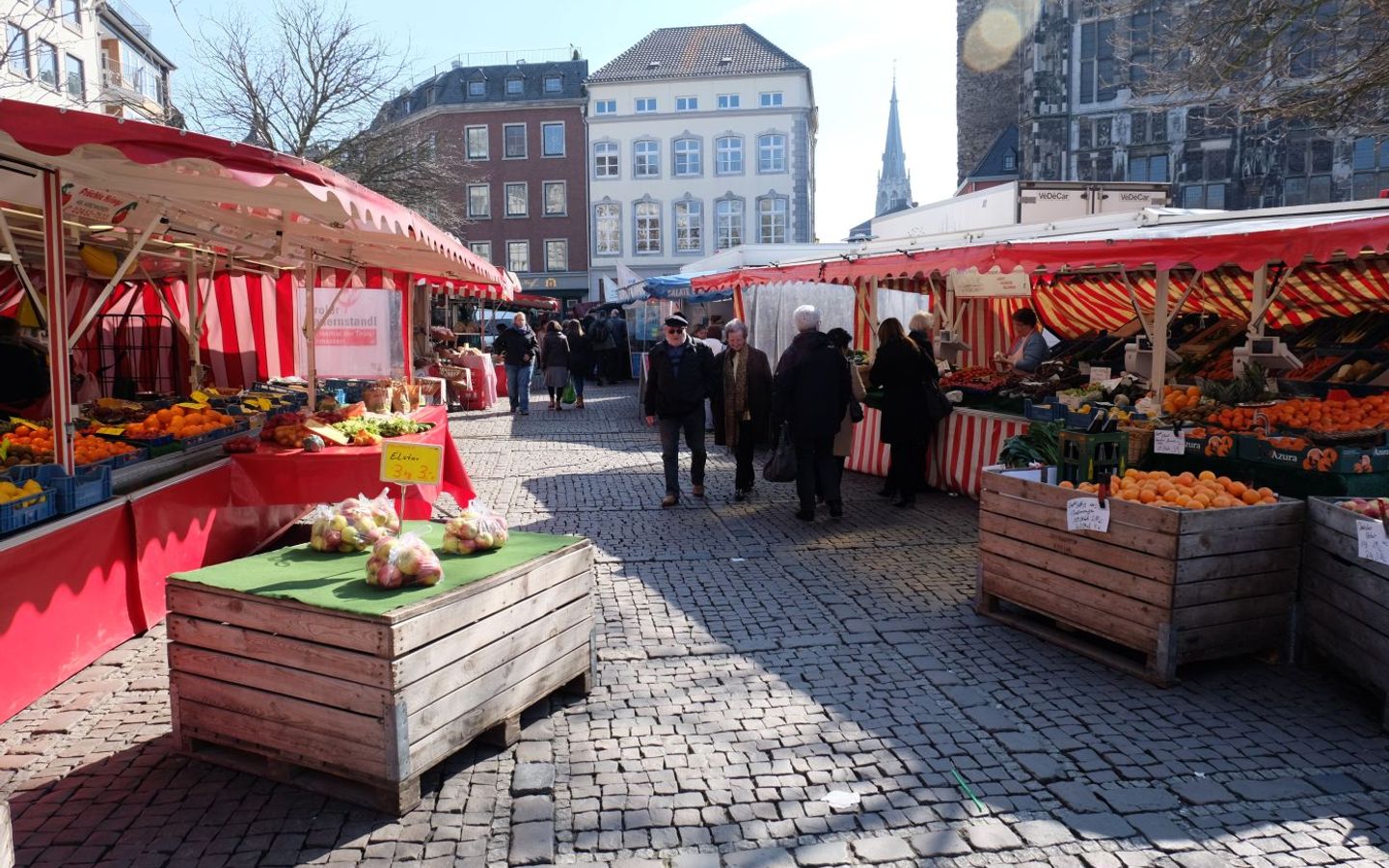 Weekly markt on the Aachen Markt square