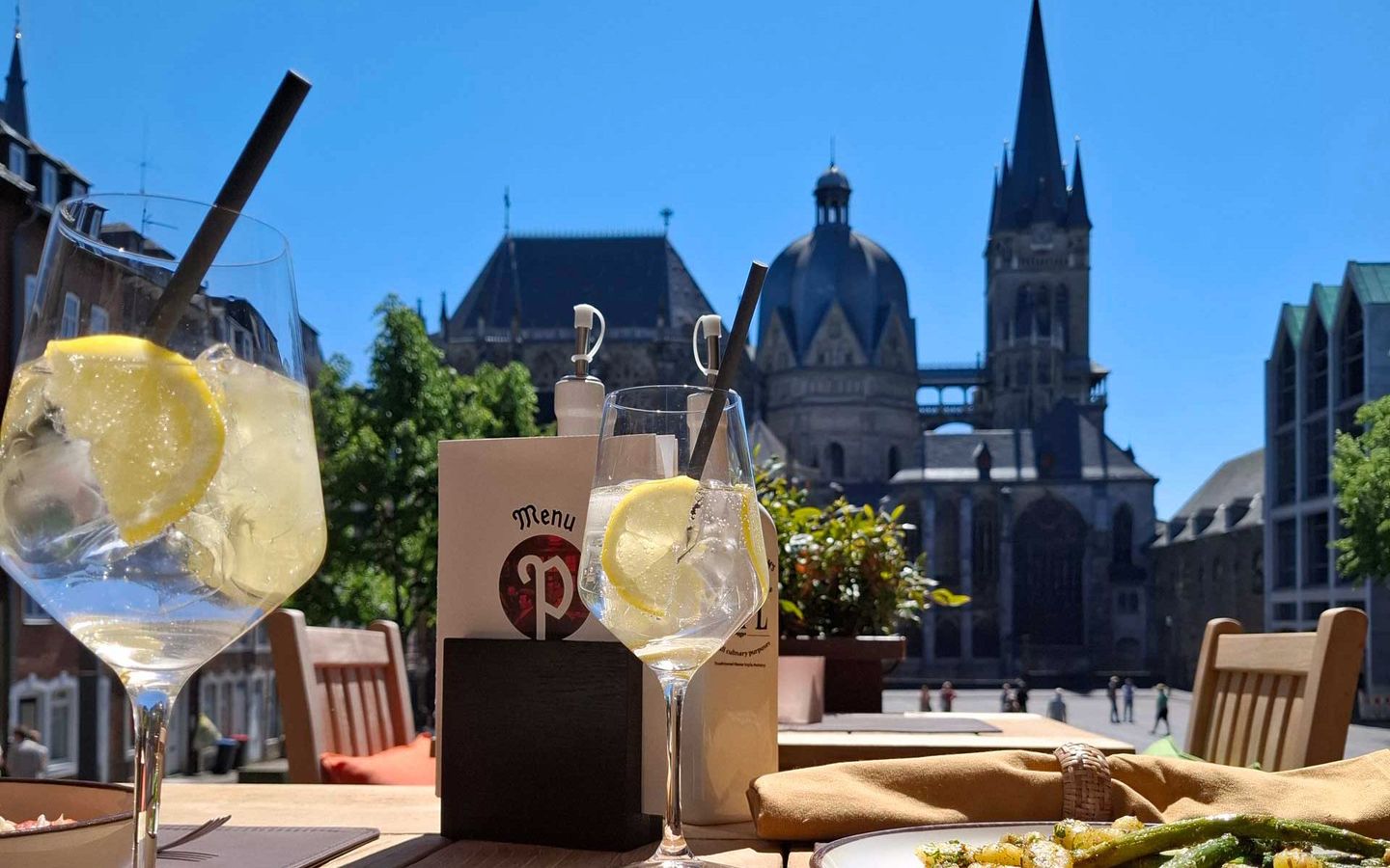 Postwagen Zum Ratskeller Terrasse mit Cocktails Blick auf Dom.jpg