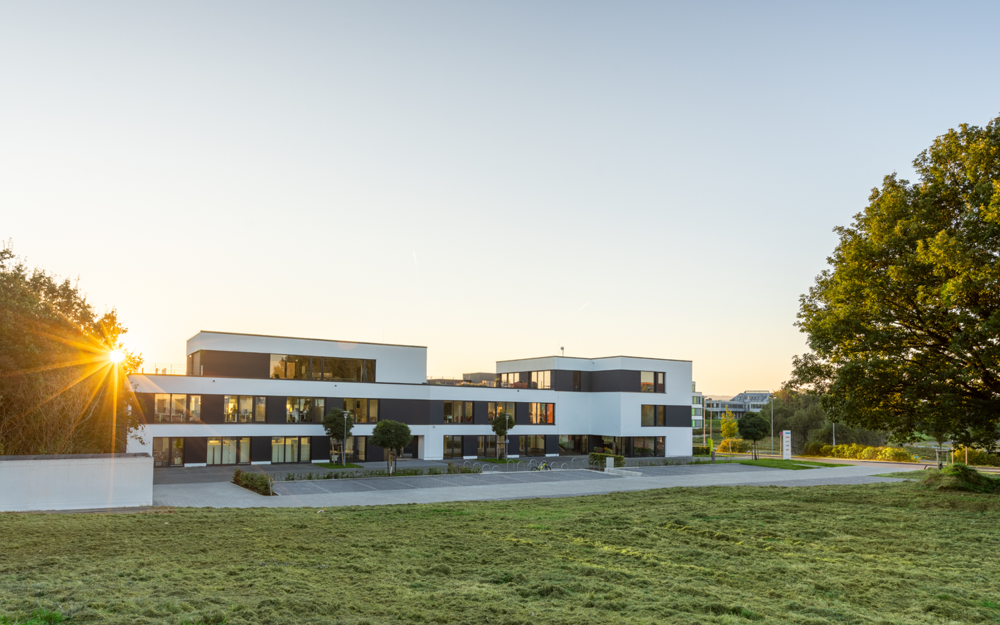 Gebäude P57 Sonnenaufgang ohne PKW (c) Bauer Kirch GmbH.png