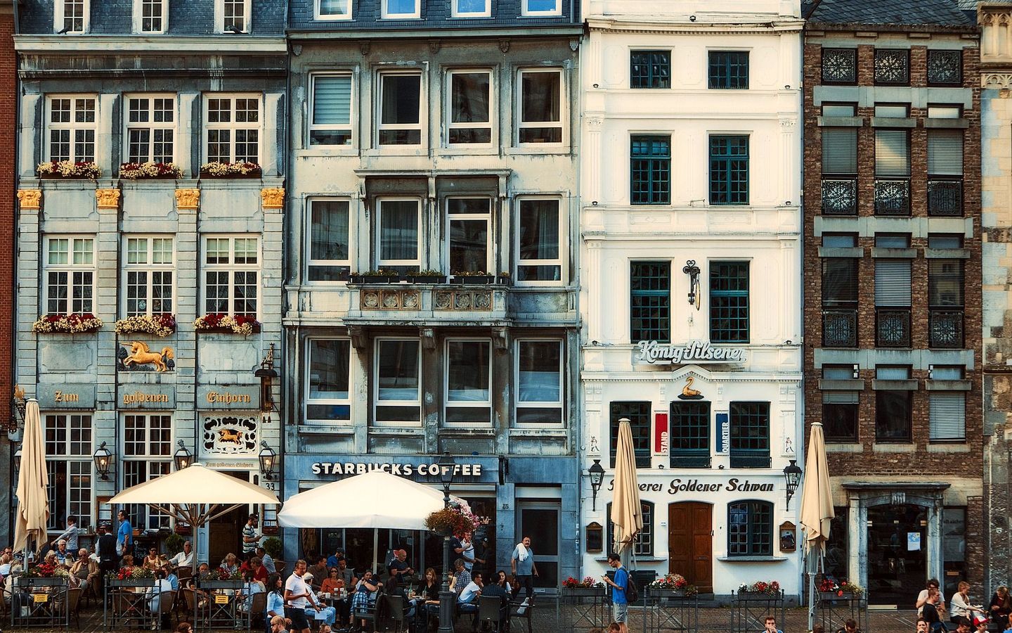 Markt und Goldener Schwan (c) Pixabay