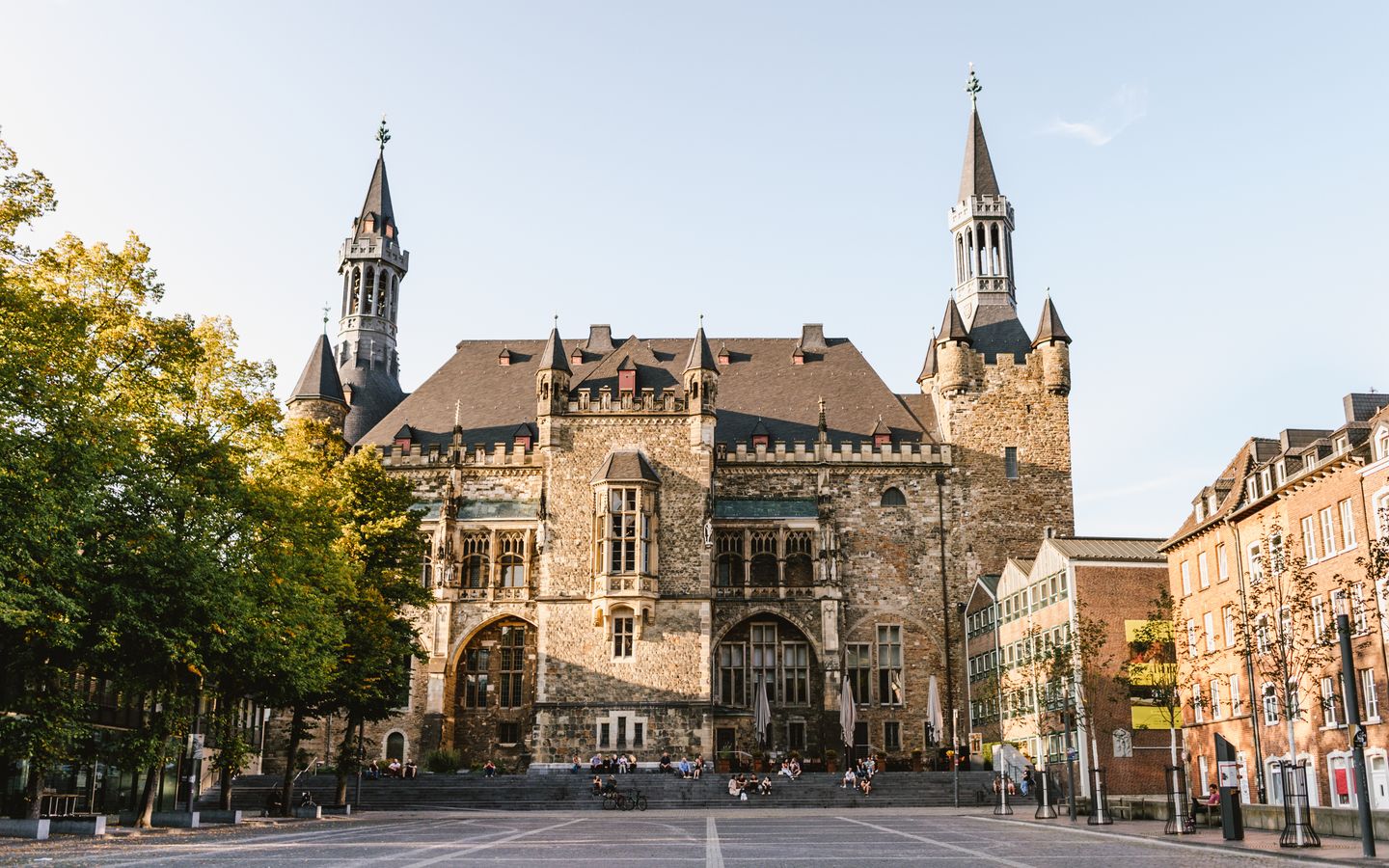 Aachener Rathaus Katschhof.jpg