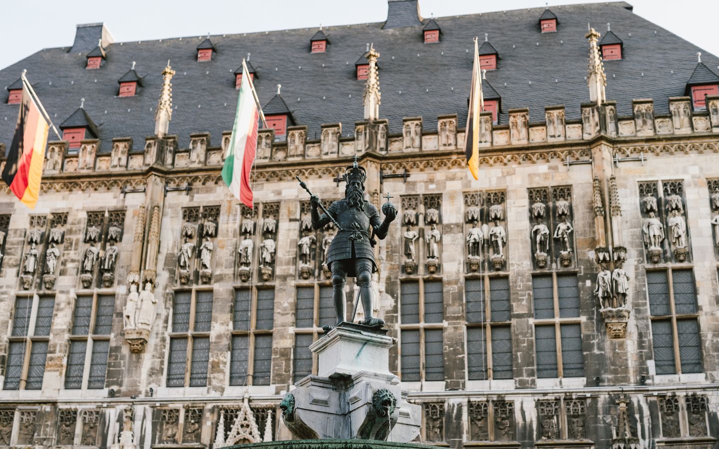 Karlsbrunnen Aachen mit Rathaus