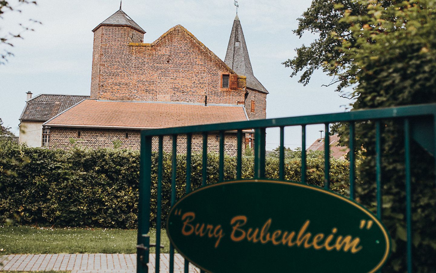 Kerres Burg Bubenheim Außen Schild Tor.JPG