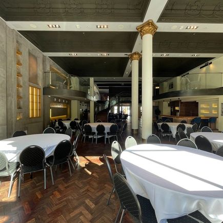 Veranstaltungsraum unten mit Bestuhlung